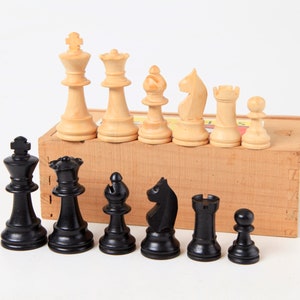 Small French Staunton Chess Set, KH 6cm/2,4 in., Vintage Boxwood Staunton Chessmen from France with Original Storage Box, No Board image 2