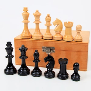 Vintage German Staunton Chess Set, KH 8cm/3,15 in., 1970&#39;s Wooden Chess Set with Original Storage Box, Handmade Knights