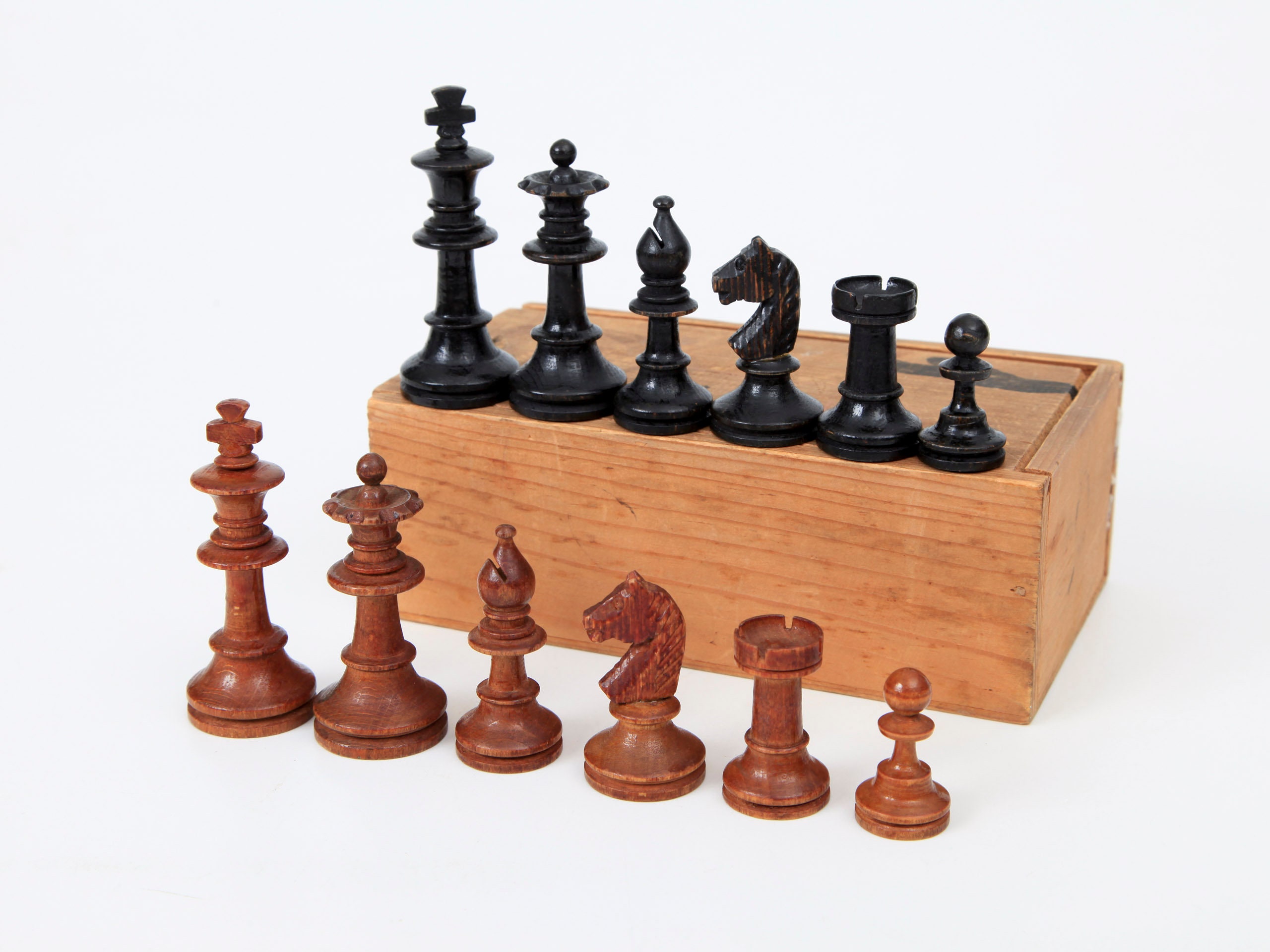 21 Stained Beech Staunton Analysis Chess Set with Storage Box