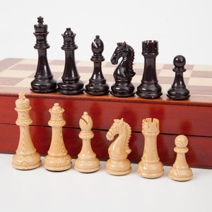 Juego de ajedrez contemporáneo de plástico con tablero plegable KH 6,5 cm / 2,5 in., Juego de ajedrez de viaje con piezas de ajedrez de plástico y tablero de ajedrez de madera