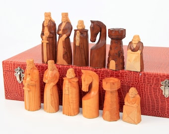 Large Hand-Carved Chess Set with Original Storage Case, KH 12 cm/4,7", Large Hand Whittled Wooden Chess Set, Medieval Pattern Chessmen