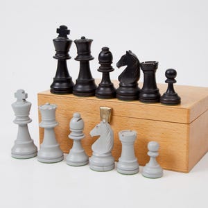Vintage French Staunton Chess Set, KH 8cm/3,15&quot;, 1970&#39;s Fine Boxwood &quot;Chavet&quot; Chess Set with Storage Box
