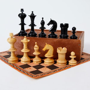 Set di scacchi tedesco/austriaco antico o vintage raro, KH 7 cm/2,8", set di scacchi in stile cipolla fatto a mano con scatola di immagazzinaggio originale, scacchiera di carta