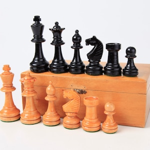 Vintage German Tournament Chess Set, KH 8,5cm/3,3 in., Wooden Chess Set from the 1970&#39;s with Original Storage Box, Handmade Knights