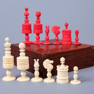 Antique Barleycorn Bone Chess Set, KH 10,5cm/4,15 inches, Old Handmade Bone Chess Set with Marquetry Wooden Storage Box