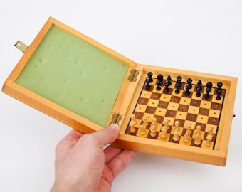 Ajedrez de viaje de madera vintage de 15 x 15 cm / 6x6", juego de ajedrez pequeño con clavijas, juego de ajedrez de viaje alemán