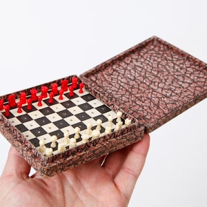 Juego de ajedrez antiguo o vintage con clavijas de hueso, 12 x 12 cm, KH 1,5 cm, ajedrez de hueso antiguo para viajes, juego de ajedrez pequeño con clavijas y tablero de ajedrez de cartón