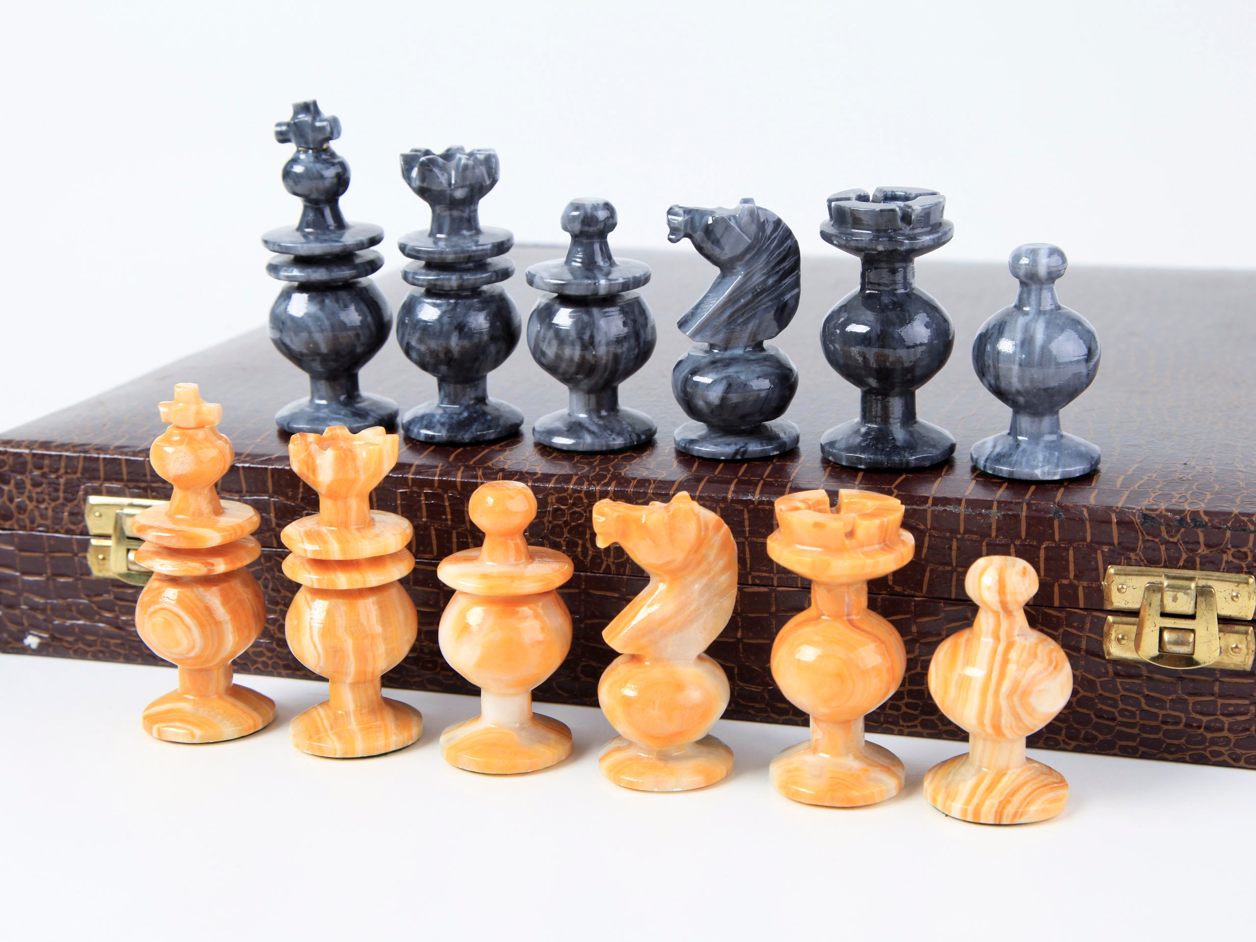 Regency Chess Black and White Edge to Edge Alabaster Chess Set 14 Inches