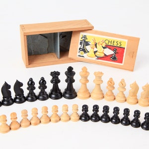 Small French Staunton Chess Set, KH 6cm/2,4 in., Vintage Boxwood Staunton Chessmen from France with Original Storage Box, No Board image 3