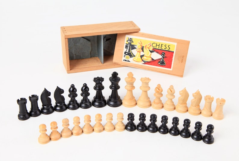 Small French Staunton Chess Set, KH 6cm/2,4 in., Vintage Boxwood Staunton Chessmen from France with Original Storage Box, No Board image 3