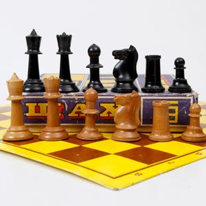 Lot De 5 Dés En Bakélite Vintage Avec Boîte Collection Jeu Ancien