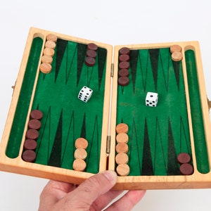 Juego de backgammon de viaje de madera vintage de los años 80, juego de backgammon pequeño con tablero plegable de madera 24x12cm / 9,5x4,75 pulgadas