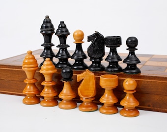 Juego de ajedrez rumano antiguo tallado a mano, KH 8,5 cm, década de 1970. Juego de ajedrez plegable procedente de Europa del Este.