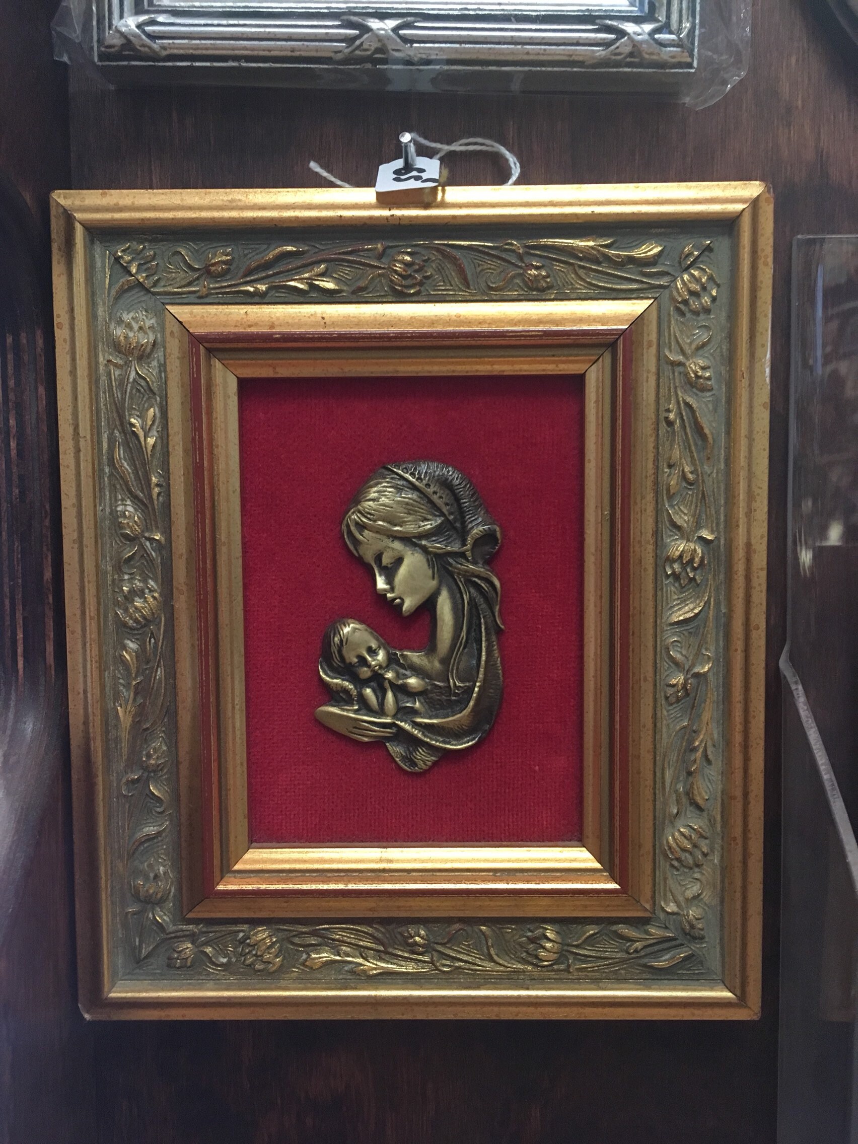 Tableau en Velours Rouge avec Cadre Doré de La Vierge à L Enfant Bronze d'art