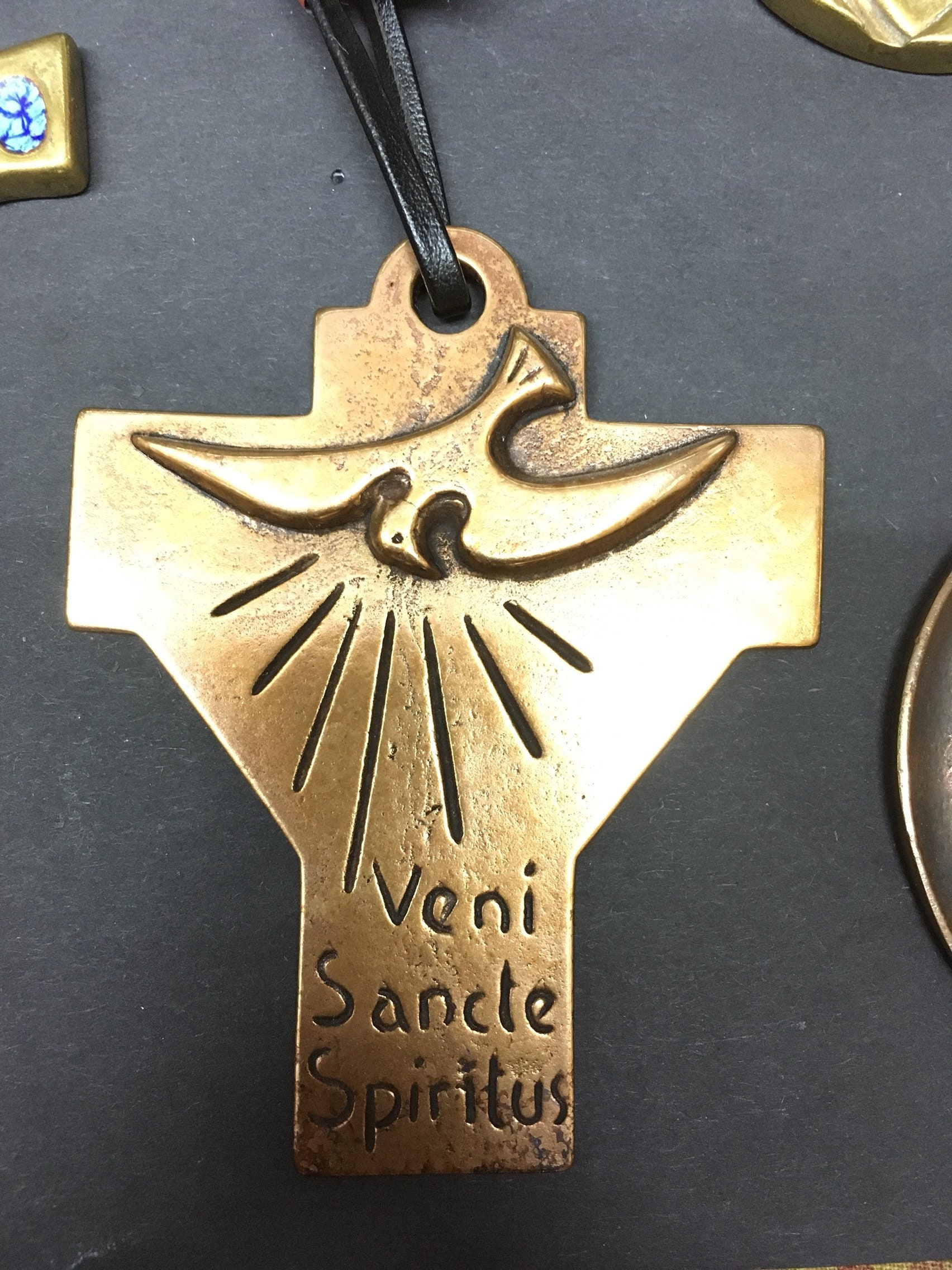 BOBIJOO Pendentif Médaille Saint Esprit Colombe Veni Sancte Spiritus - Acier Doré Chaîne Offerte