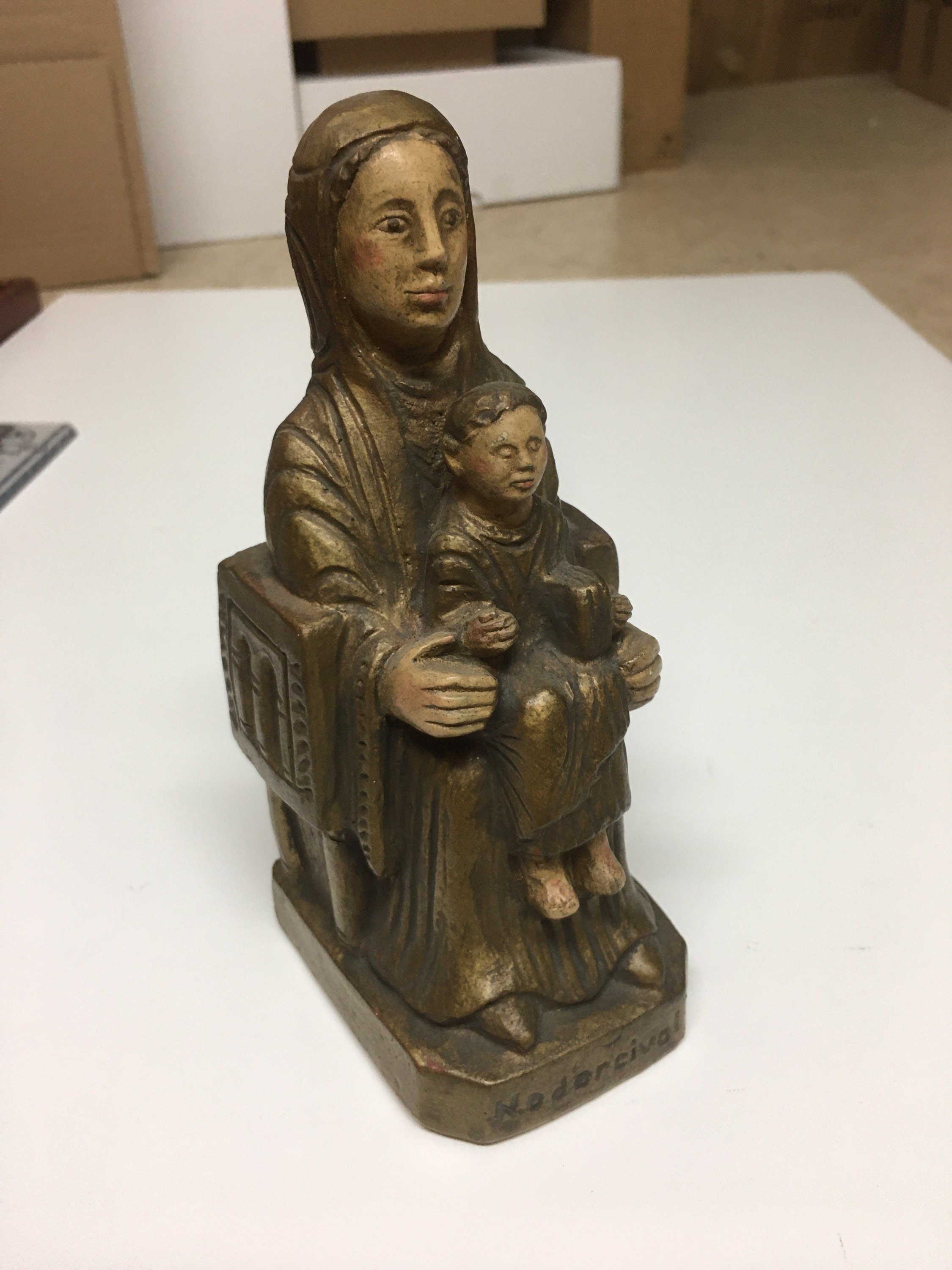 statue Notre Dame d'orcival en Pierre Sculptée