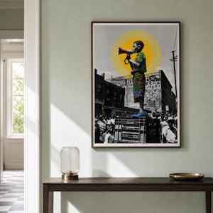 Pode incluir: Uma impress&atilde;o de arte emoldurada apresentando uma cena urbana em preto e branco com uma pessoa em p&eacute; sobre um caixote, segurando um megafone. A pessoa veste um traje colorido com padr&otilde;es e sapatos azuis sobre um fundo circular amarelo.