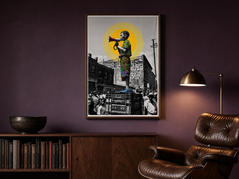 Pode incluir: Uma impress&atilde;o de arte de parede emoldurada com uma fotografia a preto e branco de uma pessoa em p&eacute; sobre caixas empilhadas, segurando um megafone. A pessoa veste um conjunto colorido com padr&otilde;es e sapatos azuis. Um grande c&iacute;rculo amarelo.