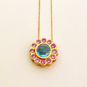 18K ハンドメイド ソリッド ローズ ゴールド「フラワー ペンダント」ペンダント、0.90 カラットのピンク サファイアと 8 mm の天然スイス トパーズ チェッカー カブーション カット
