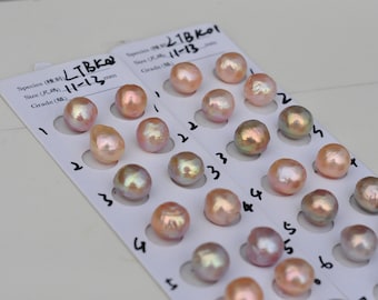 11-13 mm barockpärlpar, ett par kärnpärlor i naturlig metallicfärg, ett par gröna pärlor.