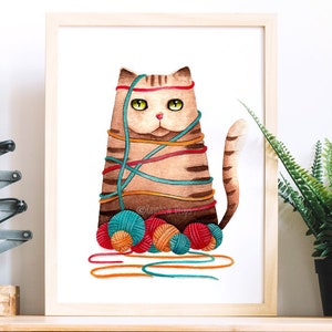 Puede incluir: Una pintura de acuarela de un gato atigrado marr&oacute;n enredado en ovillos de lana de colores. El gato tiene ojos verdes y una expresi&oacute;n de sorpresa. La lana es roja, naranja, amarilla, azul y verde.