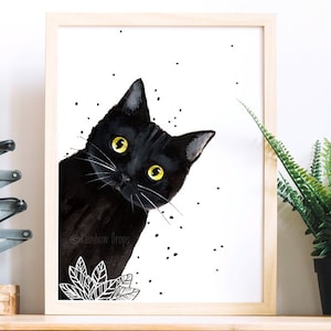 Peut inclure: Un chat noir aux yeux jaunes regarde avec curiosité d'un coin. Le chat est peint à l'aquarelle sur un fond blanc avec des points noirs. L'image comprend le texte "Rainbow Drops".