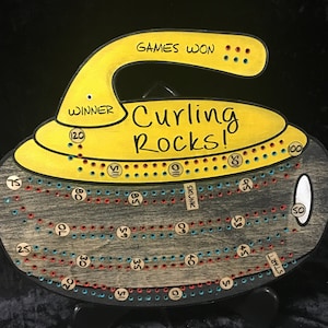 Curling Rock mit Curling Rocks Krippenbrett / Cribbage Board mit Acryl Curling Besen Zapfen. Ihr wählt 2,3 oder 4 Spieler und Farben.