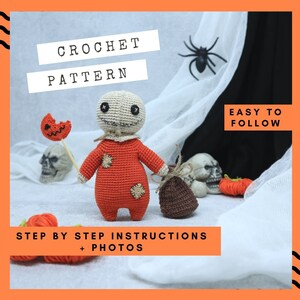Puede incluir: Patrón de crochet para una muñeca de Halloween con una cara cosida, que lleva un atuendo rojo y naranja, sosteniendo una piruleta de calabaza y un saco marrón. El patrón incluye instrucciones paso a paso y fotos. Fácil de seguir.