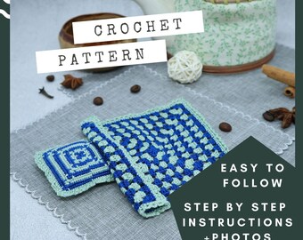 Op de afbeelding: Haakpatroon voor een miniatuurbed met een blauw en groen dekbed en kussen. Het patroon bevat stap-voor-stap instructies en foto's. Makkelijk te volgen.