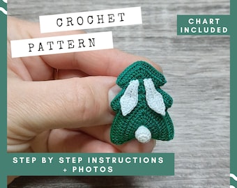 Op de afbeelding: Haakpatroon voor een groene kerstboom met witte konijnenoren en een witte pompon. Het patroon bevat een diagram en stapsgewijze instructies met foto's.