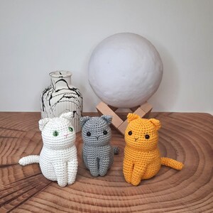 Crochet pattern for solid color sitting cat.