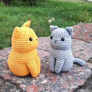Crochet pattern for solid color sitting cat.