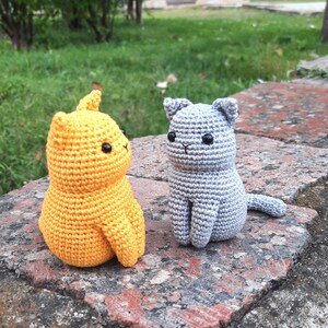 Crochet pattern for solid color sitting cat.