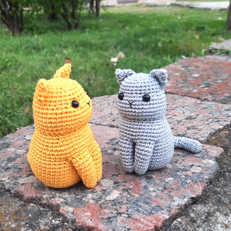 Crochet pattern for solid color sitting cat.