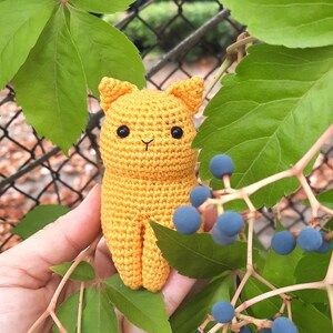 Crochet pattern for solid color sitting cat.