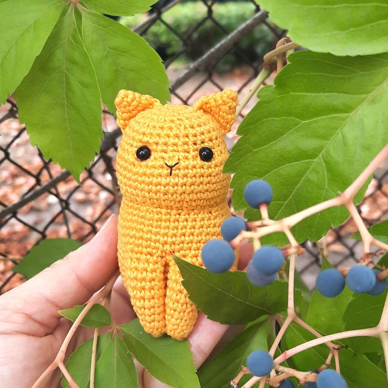 Crochet pattern for solid color sitting cat.