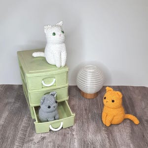Crochet pattern for solid color sitting cat.