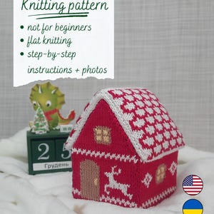Op de afbeelding: Een gebreid rood en wit huis met een wit dakpatroon, een bruine deur en een rendierontwerp. Een notitie zegt "Knitting pattern" en "not for beginners, flat knitting, step-by-step instructions + photos."