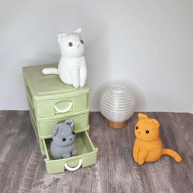 Crochet pattern for solid color sitting cat.