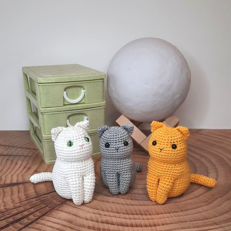 Crochet pattern for solid color sitting cat.