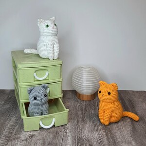 Crochet pattern for solid color sitting cat.