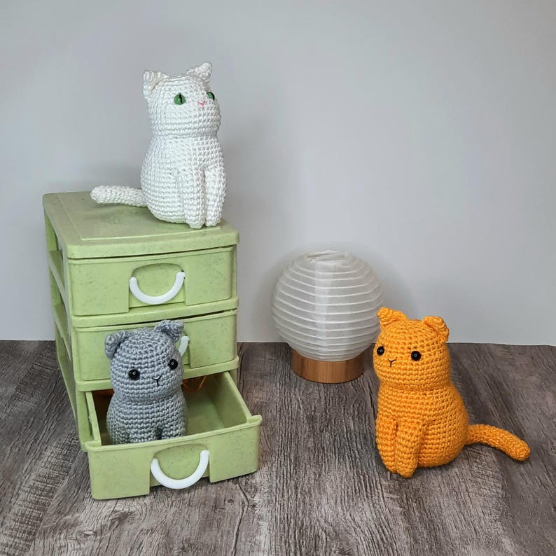 Crochet pattern for solid color sitting cat.