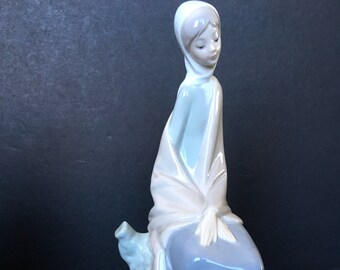 Lladro Shepherd/'s Girl with Dove with Lace Runner
