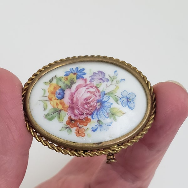 Broche vintage en porcelaine de Limoge, broche camée bouquet de fleurs, broche ovale en céramique blanche dans un cadre en laiton