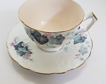Ensemble de tasses à thé Aynsley vintage, tasse de thé blanche avec motif floral et feuille, intérieur de tasse pêche ou blush, style art déco
