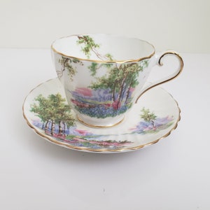 Filiżanka do herbaty Aynsley White z lat 40. XX wieku z motywem Bluebell Time, Field and Forest Scene, filiżanka do herbaty i spodek Mid Century Swirl