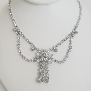 Naszyjnik z kryształkami w stylu mid-century: wiszące kwiaty w kolorze srebrnym