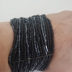 Pulsera vintage de cuentas expandibles de varias hebras, color negro y gris carbón.