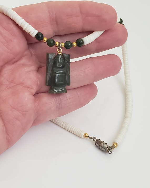 ヴィンテージの彫刻入り翡翠仏像とヘイシビーズのネックレスまたは