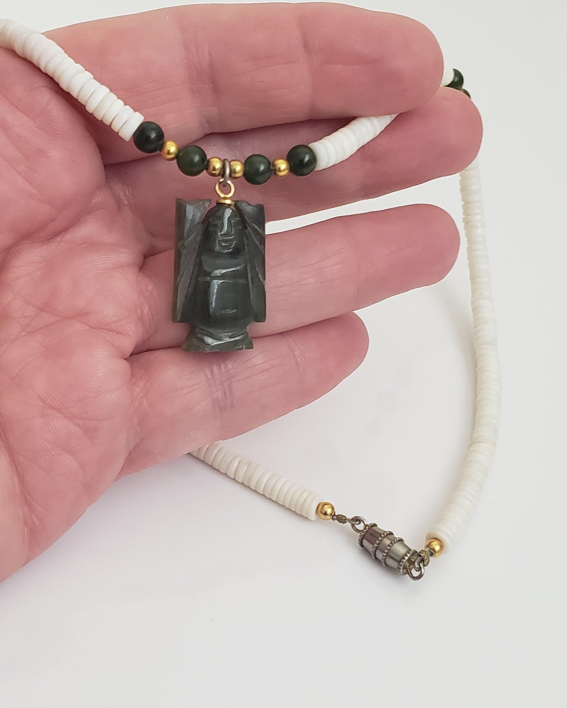 ヴィンテージの彫刻入り翡翠仏像とヘイシビーズのネックレスまたは